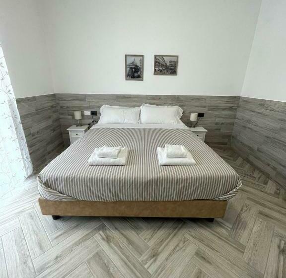 اتاق لوکس با بالکن, Holiday Rooms Rho