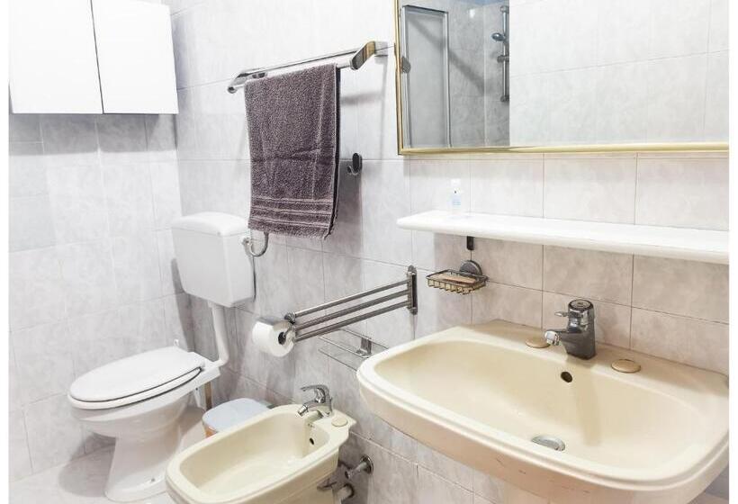 چادر با خدمات رفاهی استاندارد, Eco Hostel Vela Vega