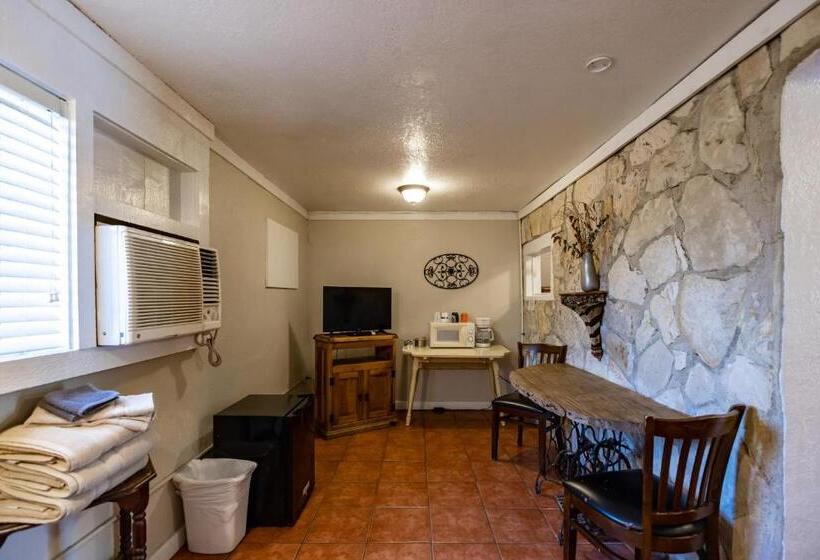 Четырехместный Номер Стандарт, The Historic Leakey Inn