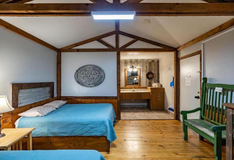 Четырехместный Номер Стандарт, The Historic Leakey Inn