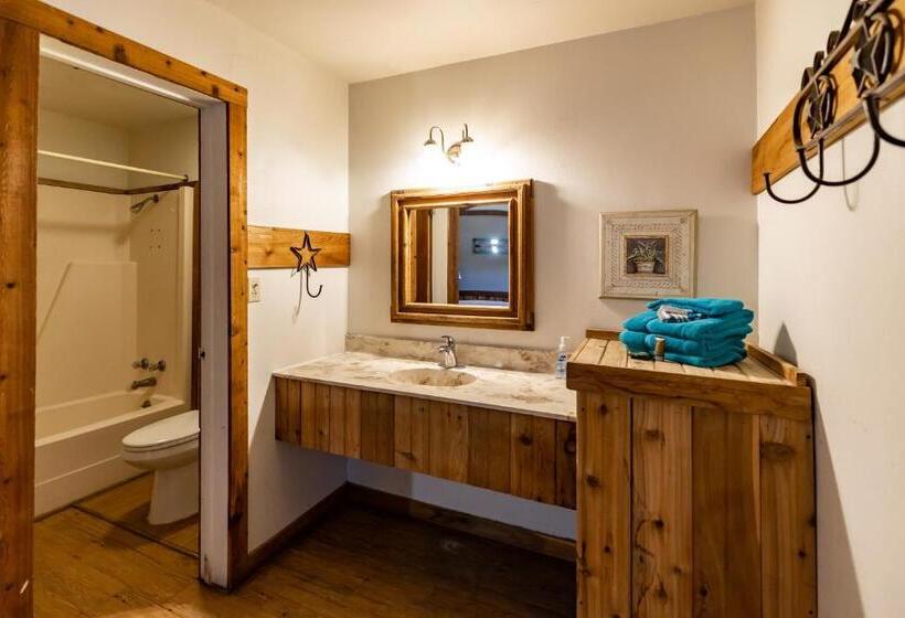 Студия Стандарт, The Historic Leakey Inn
