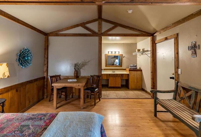 Студия Стандарт, The Historic Leakey Inn