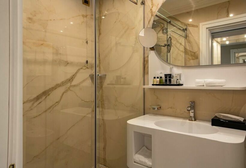 带河湖景观的轻年套房, Radisson Collection Morina Hotel, Tirana