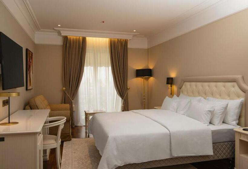 带河湖景观的轻年套房, Radisson Collection Morina Hotel, Tirana