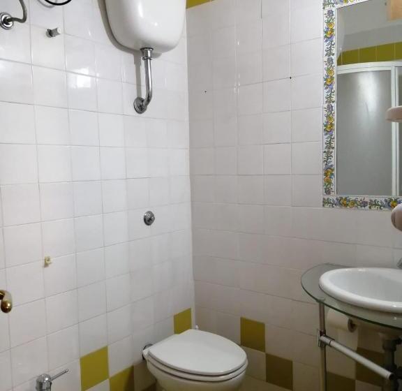 Economy Quadruple Room, Parigino