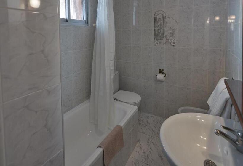Трехместный Номер Комфорт, Hostal Guerra