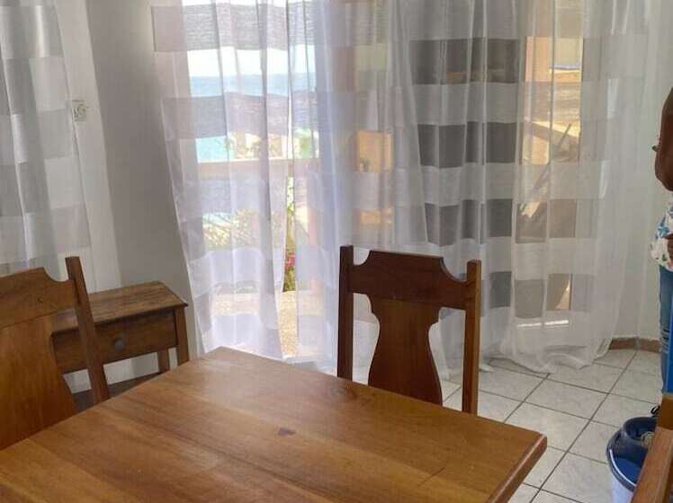 سوییت با چشم‌انداز دریا, Home Sweet Home Resort