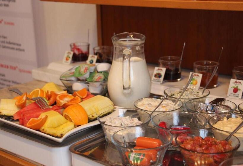 اتاق ساده سه‌ نفره, Regiohotel Aparthotel Wernigerode