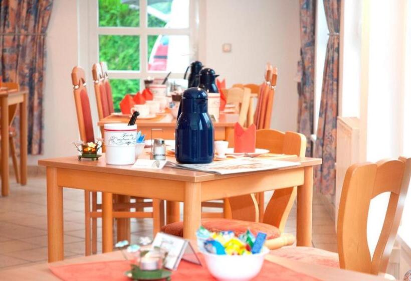 اتاق ساده سه‌ نفره, Regiohotel Aparthotel Wernigerode