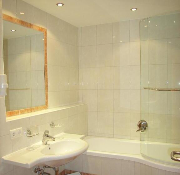 اتاق استاندارد چهار تخته, Haus Bergkristall