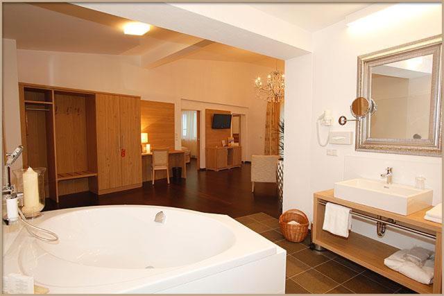 Люкс Повышенной Комфортности, Relax  & Wanderhotel Poppengut