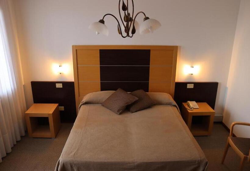 Номер Стандарт с Балконом, Albergo Alla Pineta