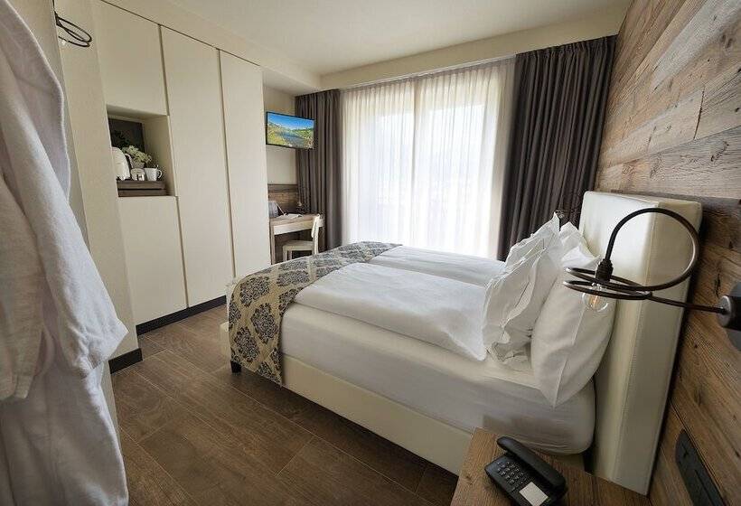 اتاق راحتی, Sporting Family Hospitality
