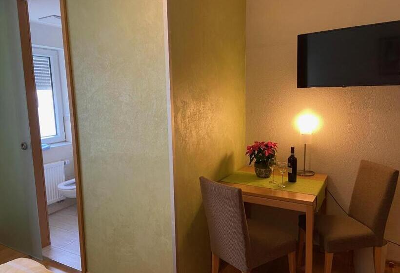 غرفة قياسية ثلاثية, Goldener Löwe