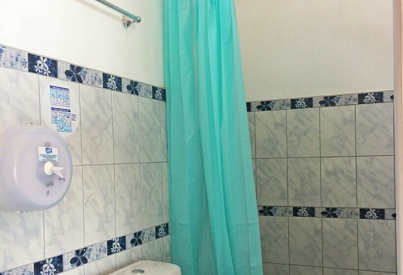 سوئیت دولوکس با چشم‌انداز, Madwoods Hostel
