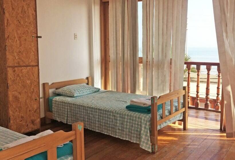 اتاق لوکس با چشم‌انداز, Madwoods Hostel