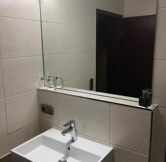 Четырехместный Номер Стандарт с Балконом, Parkhotel Leiser