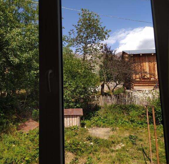 اتاق راحتی سه تخته, Gujejiani Guest House