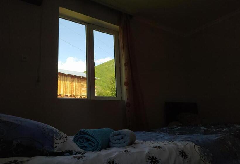اتاق راحتی سه تخته, Gujejiani Guest House