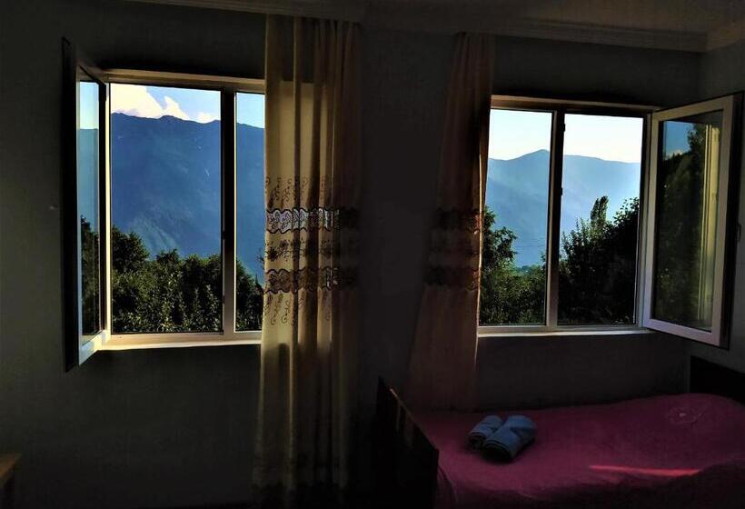 اتاق استاندارد سه تخته با بالکن, Gujejiani Guest House