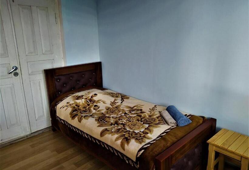 اتاق استاندارد سه تخته با بالکن, Gujejiani Guest House