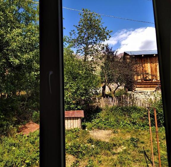 اتاق راحتی سه تخته, Gujejiani Guest House