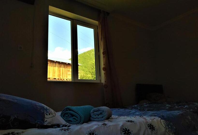 اتاق راحتی سه تخته, Gujejiani Guest House