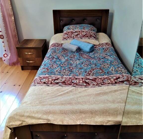 اتاق راحتی سه تخته, Gujejiani Guest House