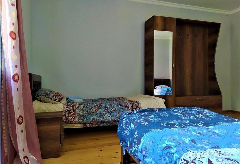 اتاق راحتی سه تخته, Gujejiani Guest House