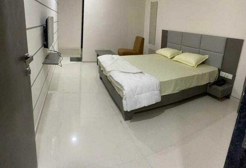 اتاق کلاسیک سه تخته, Pop 91562  Park Palace
