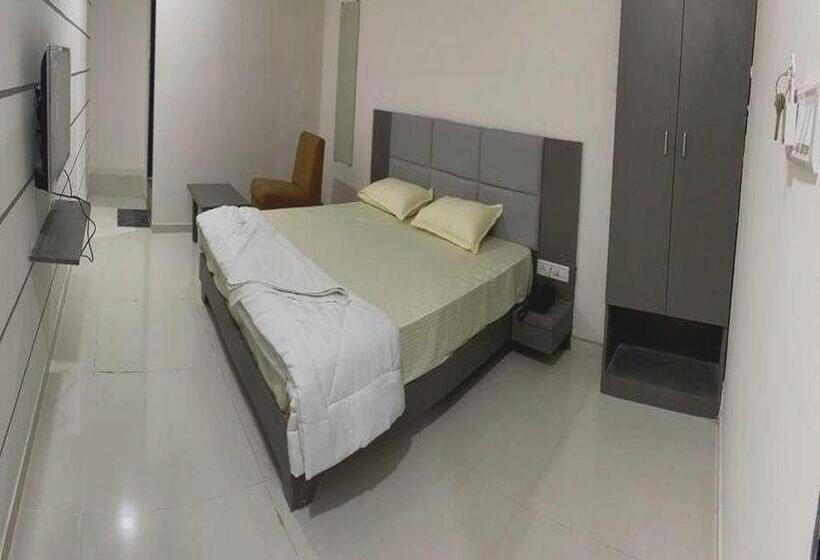 اتاق کلاسیک سه تخته, Pop 91562  Park Palace