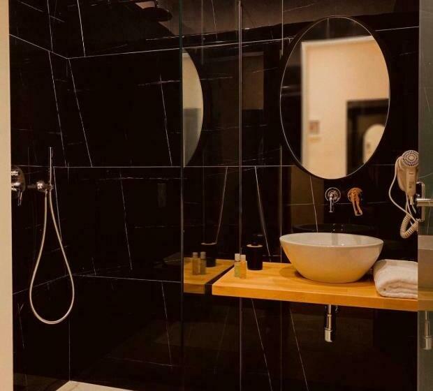 اتاق لوکس خانوادگی, Merly