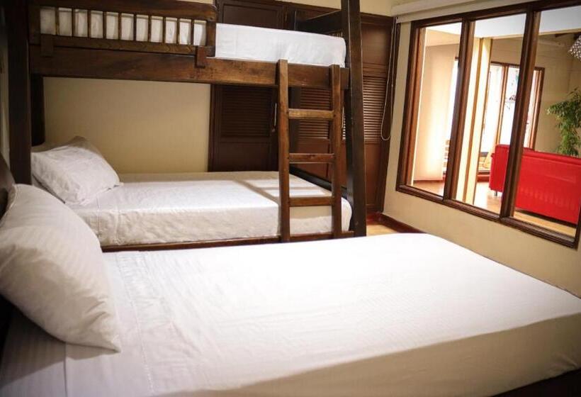 اتاق خانوادگی, The Canarys Hostal