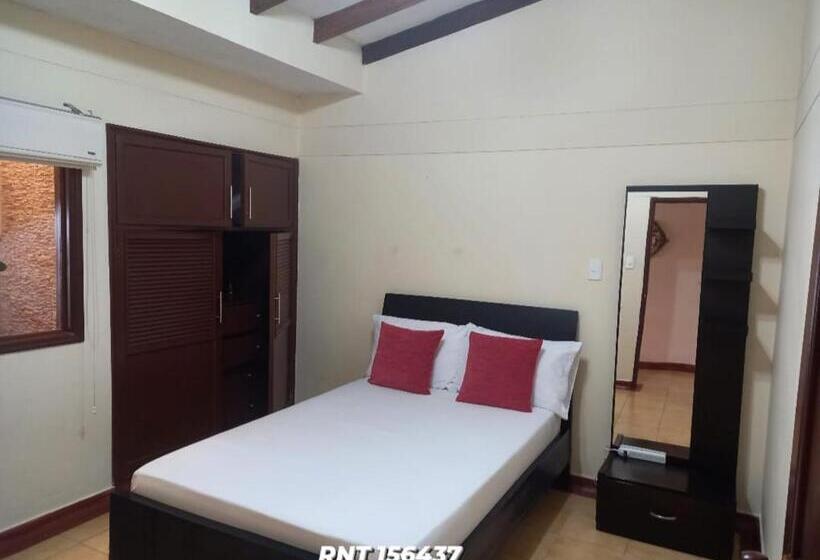 اتاق استاندارد با سرویس بهداشتی مشترک, The Canarys Hostal