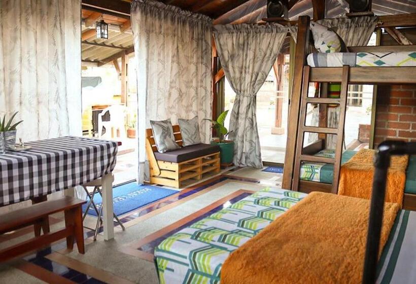 بنگله خانوادگی, The Canarys Hostal