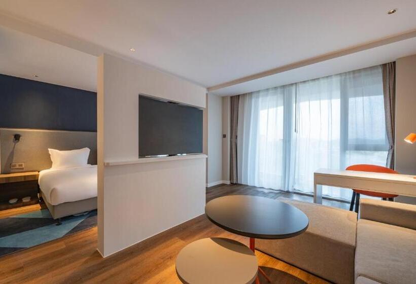 سوئیت با تخت بزرگ, Holiday Inn Express Huludao Seaview By Ihg