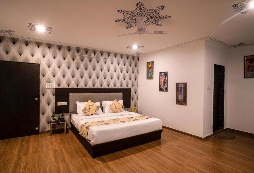 キングサイズベッドのデラックススイート, Tripli Hotels Arunoday Palace