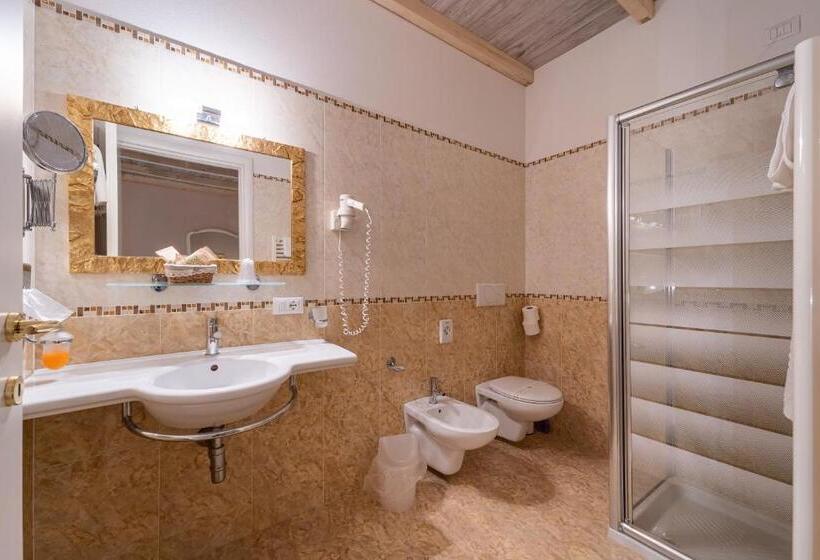 Quarto Estandar Primeiro Andar, Borgo Dei Poeti Romantik Wellness & Spa