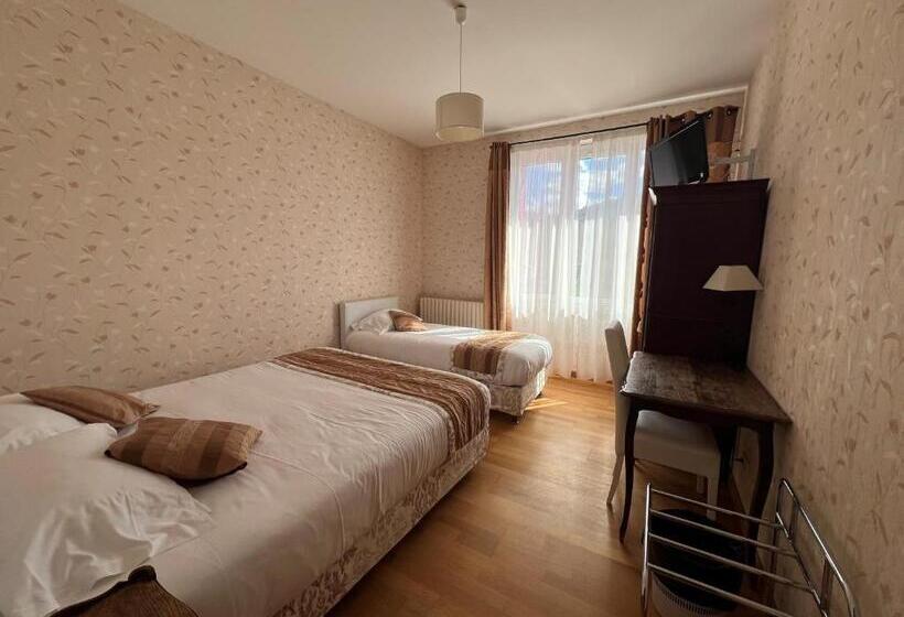 Семейный Номер, Hôtel Restaurant Le Grillon
