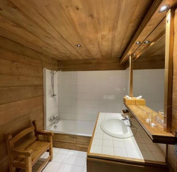 اتاق استاندارد سه تخته با چشم‌انداز استخر, Les Chalets De La Serraz