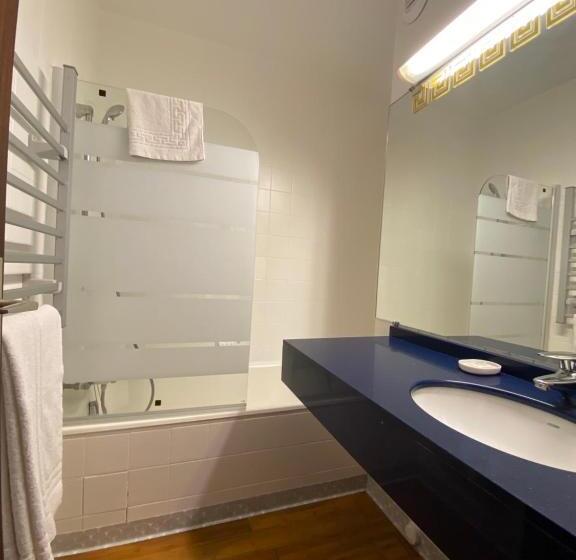Номер Стандарт Трехместный, Savoie Hotel Aux Portes De Genève