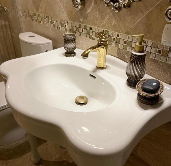 اتاق لوکس با بالکن, Ami Residence Bucharest Airport,therme&free Parking Otopeni