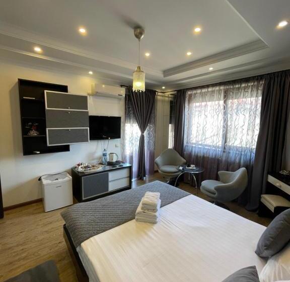 اتاق لوکس با بالکن, Ami Residence Bucharest Airport,therme&free Parking Otopeni