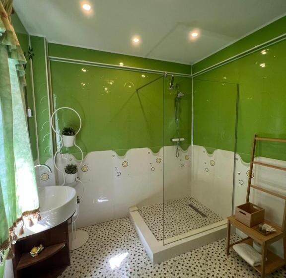 اتاق لوکس با تخت بزرگ, Ami Residence Bucharest Airport,therme&free Parking Otopeni