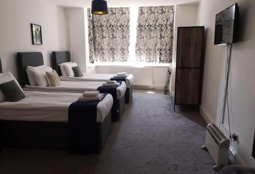 Economy Quadruple Room, North Cambridge Guesthouse By Payman Club