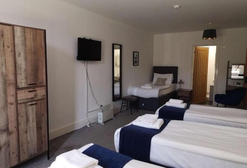 Economy Quadruple Room, North Cambridge Guesthouse By Payman Club