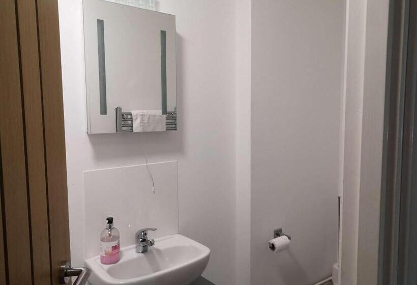 Economy Quadruple Room, North Cambridge Guesthouse By Payman Club