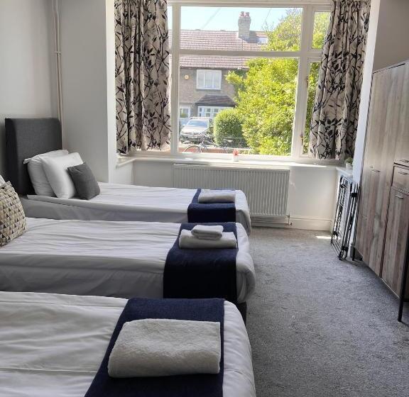Economy Quadruple Room, North Cambridge Guesthouse By Payman Club