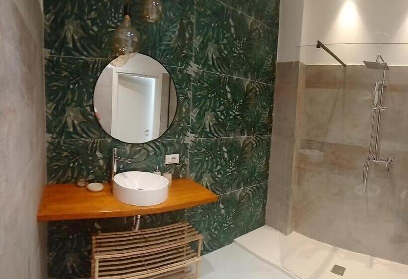 سوییت جونیور با بالکن, Home Sicily