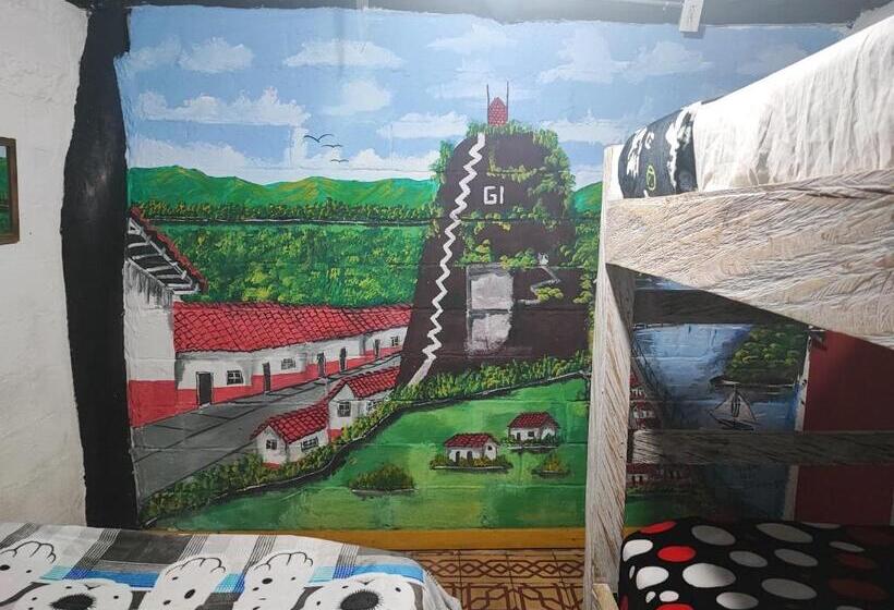 Cameră Familiară, Colors Fantasy Hostel